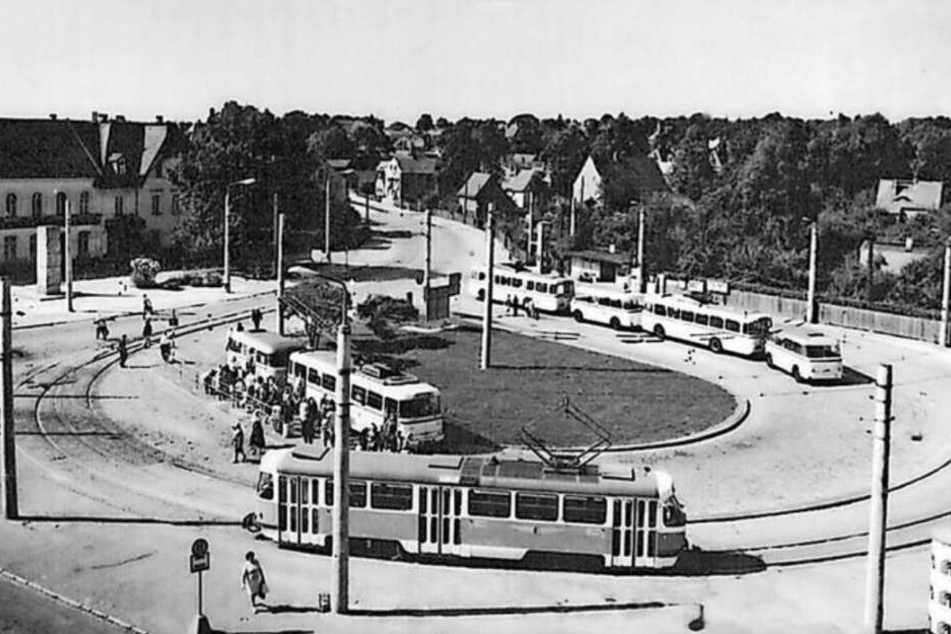 Der Platz selber hat sich in den letzten Jahrzehnten kaum verändert, Bahnen und Busse hingegen schon.
