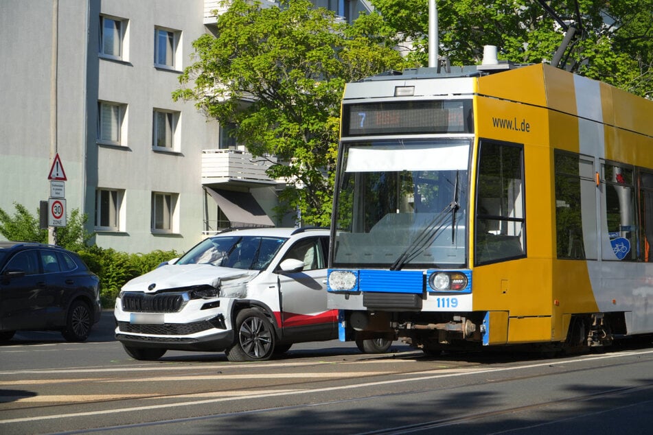 Beim dritten Crash mit einer Straßenbahn in Leipzig am Mittwoch wurde eine Frau (28) verletzt.