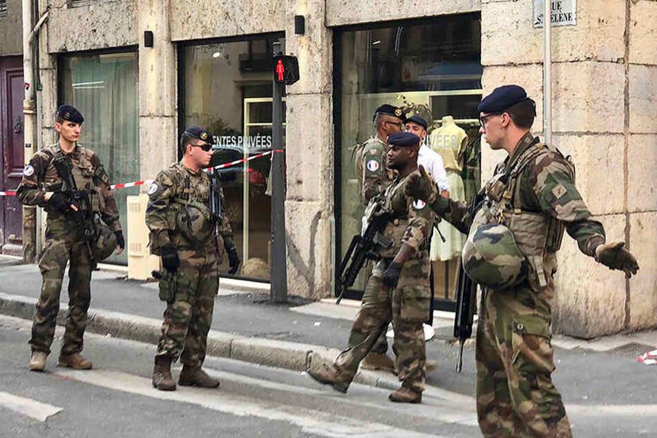 Soldaten der französischen Anti-Terror-Einheit "Vigipirate Mission" stehen auf einer Straße und sichern ein Gebiet ab.