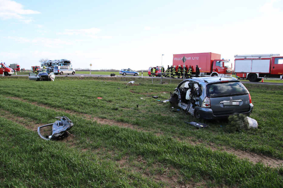 Die Fahrer wurden mit schweren Verletzungen ins Krankenhaus gebracht werden.