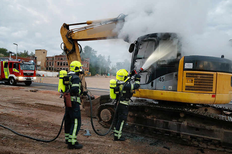 Die Feuerwehr konnte den Brand am Bagger schnell löschen.