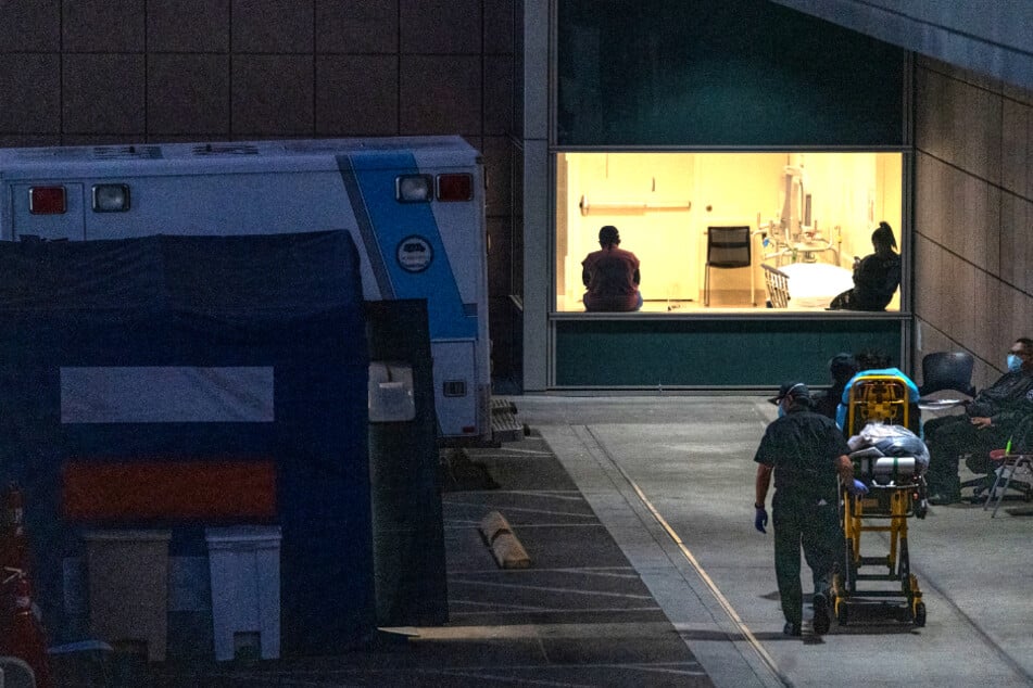 Ein Rettungsdienst bringt einen Patienten ins staatliche Krankenhaus "Los Angeles County + USC Medical Center".