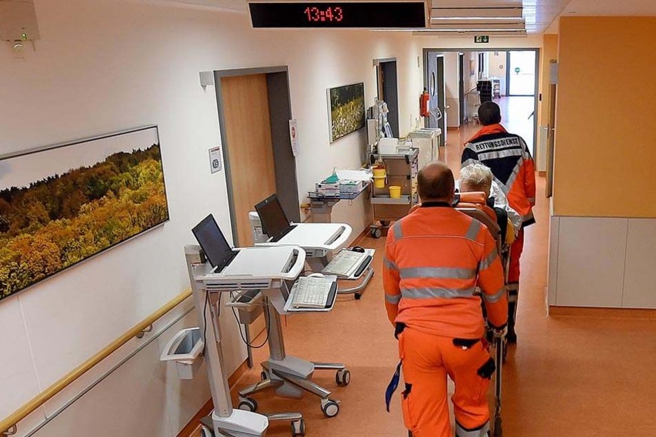 Der betrunkene Unfallfahrer kam zur Blutentnahme in ein Krankenhaus. Dort erhielt er den Zufallsbefund Kohlenmonoxidvergiftung (Symbolbild).