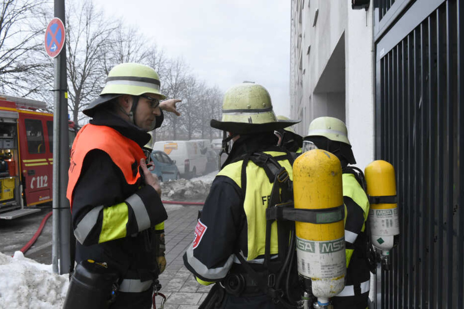 Die Feuerwehrleute gingen mit schwerem Atemschutzgeräten in die Tiefgarage, um den Brand zu bekämpfen.