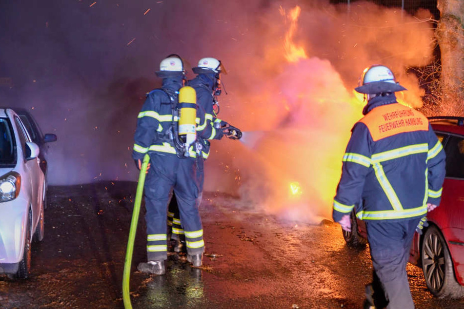 Die Feuerwehr mussten ein brennendes Auto löschen.