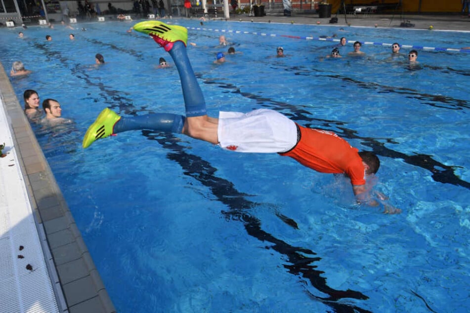 Kälte? Egal. Ab ins Nass. Ungefähr 30 Hartgesottene wagten sich am Freitag ins Wasser.