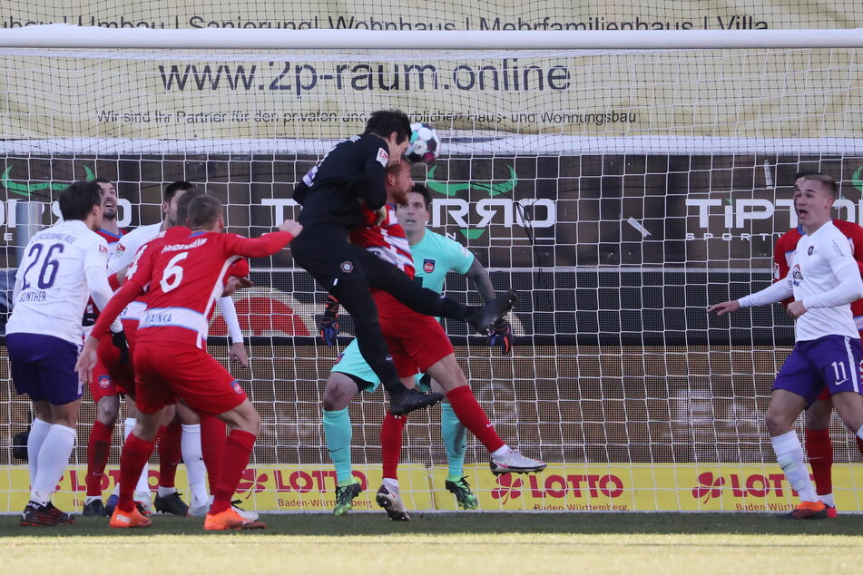 In der Schlussphase schaltete sich Martin Männel in die Offensive ein, hatte sogar diese Kopfballchance. Doch das Happy End blieb aus.