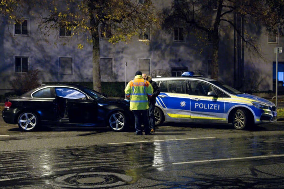 Polizisten stehen nach der Tragödie am Unfallort in der Fürstenrieder Straße in München.