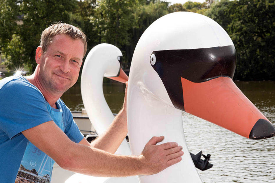 Falko Hirsch (45), Betreiber der Gondelstation am Schlossteich, freut sich über die guten Wetteraussichten.
