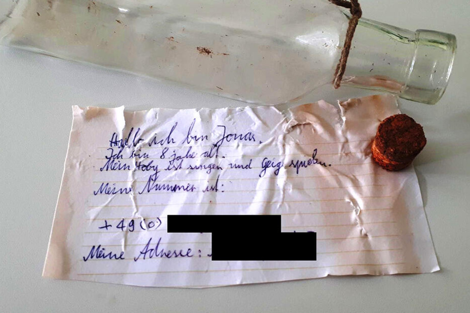 Die Flaschenpost des kleines Jonas wurde bei der Aktion "Meißen putzt sich raus" am Ufer der Elbe gefunden.