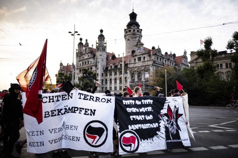 Teilnehmer einer antifaschistischen Kundgebung demonstrierten am Sonntagabend vor dem Leipziger Rathaus.