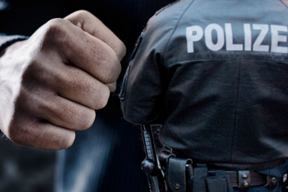 Ein Polizist wurde bei der Attacke durch den 61-Jährigen verletzt. (Symbolbild)