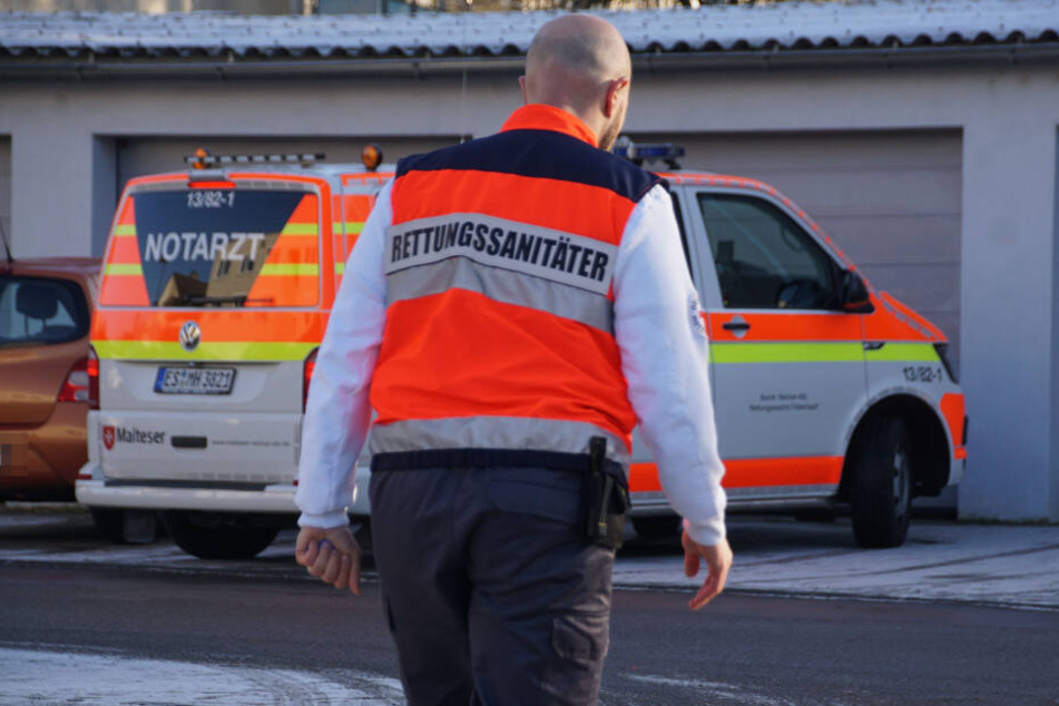 Ein Rettungssanitäter geht vor Ort seiner Arbeit nach.