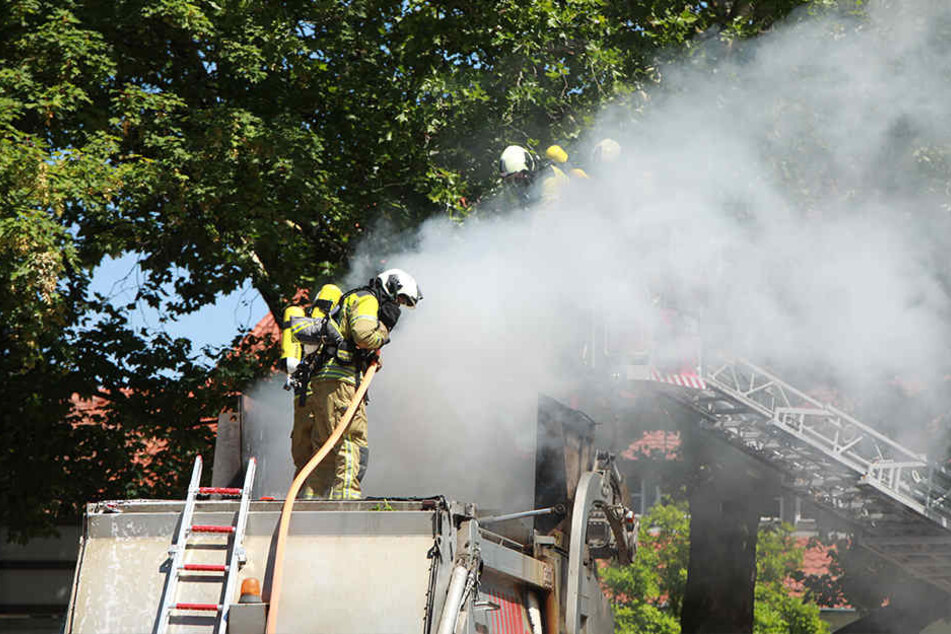Die Kameraden der Feuerwehr Altstadt versuchten zunächst, das Feuer mit Schaum zu ersticken.