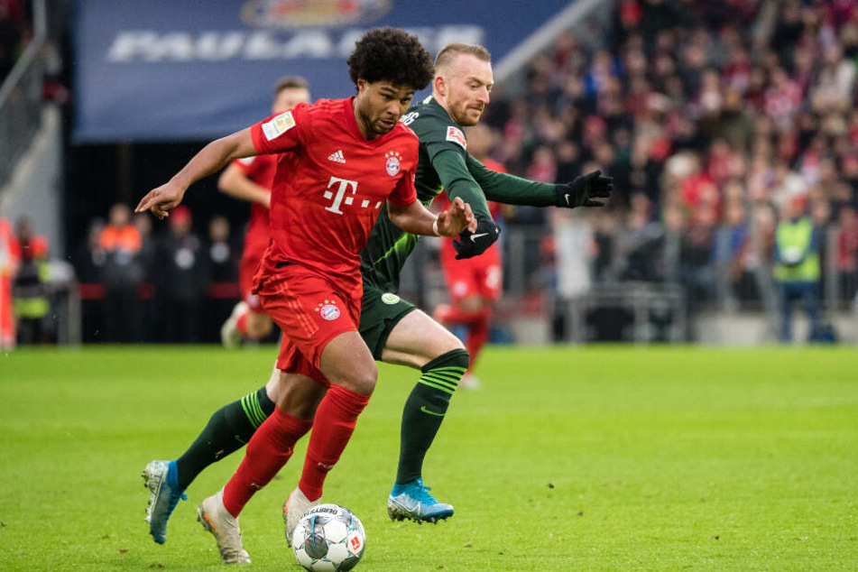 Serge Gnabry (l.) erzielte für Bayern das 2:0. Hier setzt er sich gegen Wolfsburgs Maximilian Arnold durch.