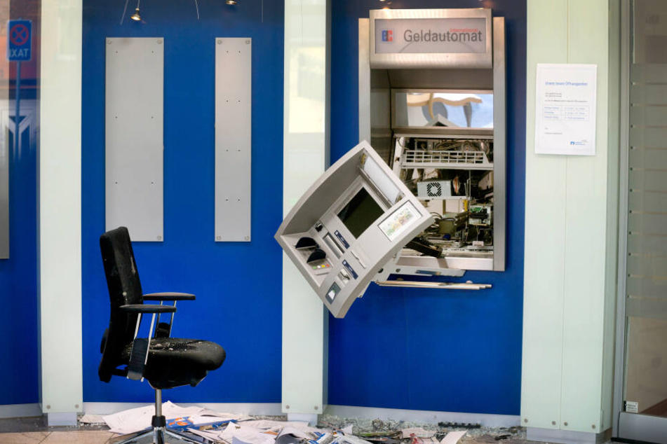 Die Täter verwenden Gas oder Sprengstoff, um an das Geld in den Automaten zu gelangen.