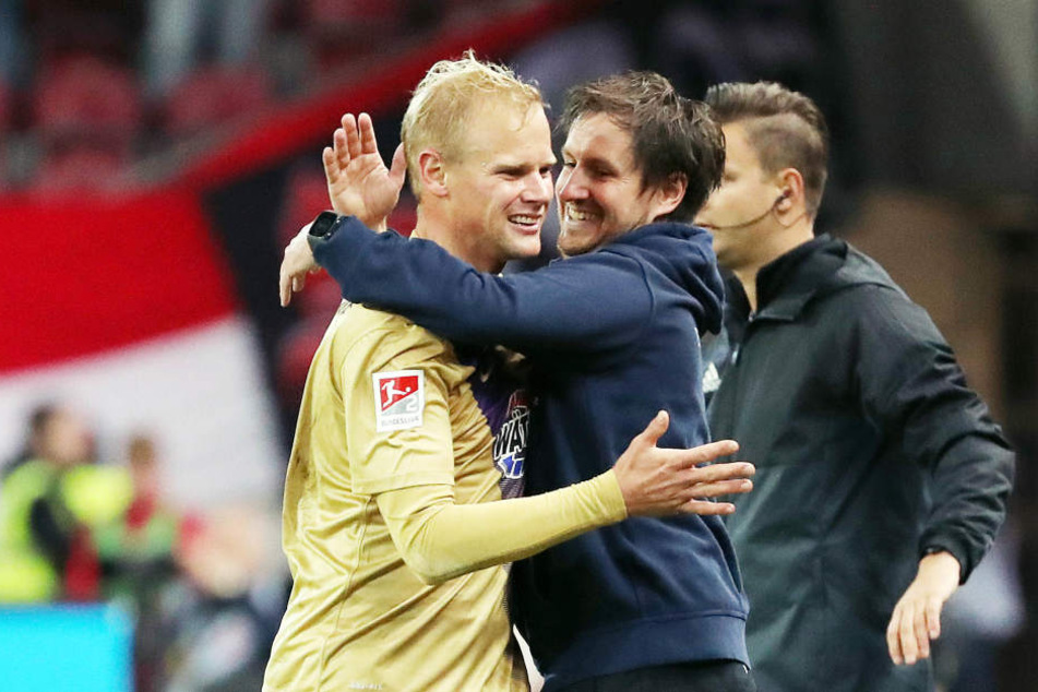 Freude bei Doppeltorschütze Sören Bertram und Aues Coach Hannes Drews.