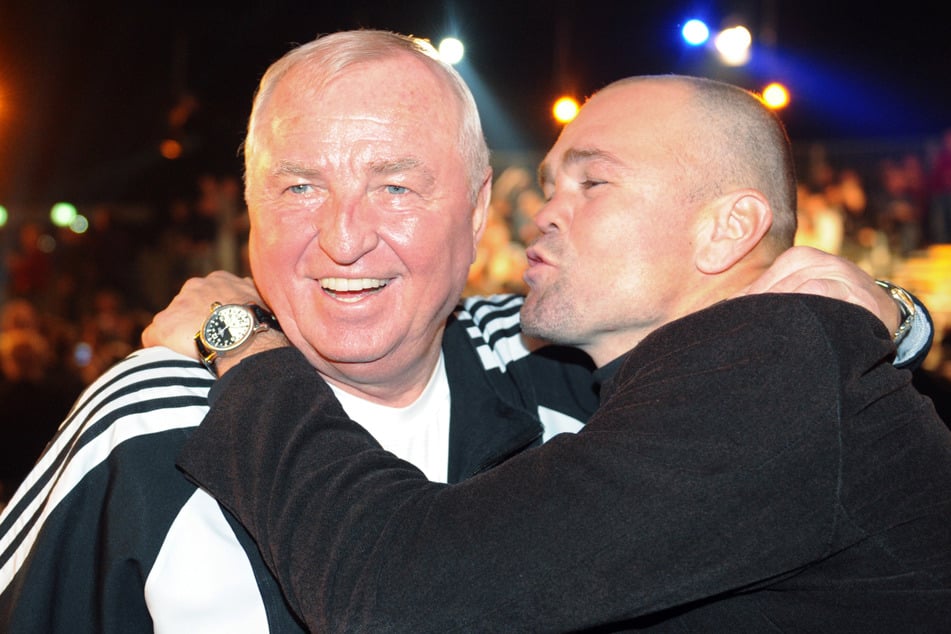 Un corazón y un alma: la leyenda del entrenador Ulli Wegner (83, izq.) y Ottke.