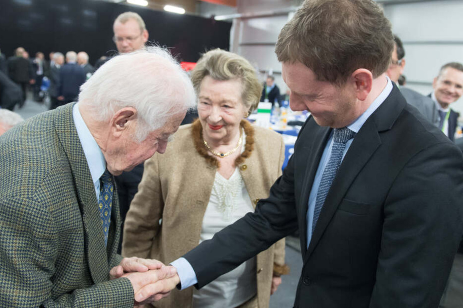 Sachsens Ministerpräsident Michael Kretschmer (44, CDU) schüttelt die Hand von Ex-MP Biedenkopf (89, CDU).