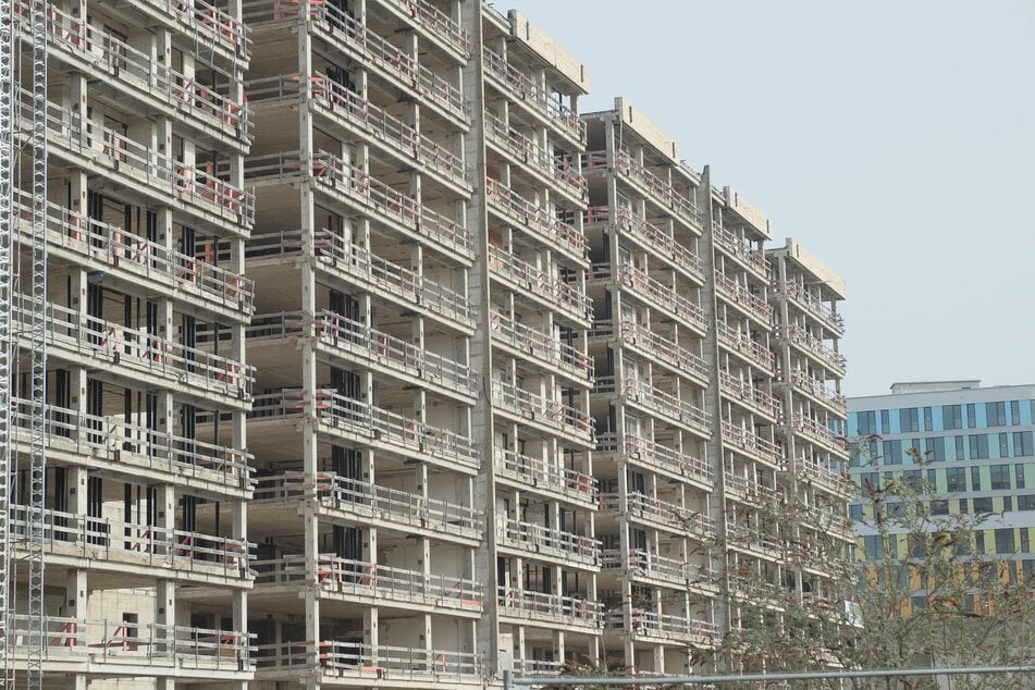 Wie bereits auf der Rückseite hat nun auch der Rest des Gebäudes Geländer bekommen, um Abstürzen vorzubeugen.