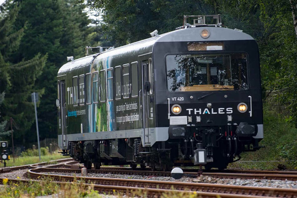 Die TU Chemnitz ist bei ihrem Projekt Smart Rail Connectivity Campus mit einem führerlosen Forschungszug im Erzgebirge unterwegs.
