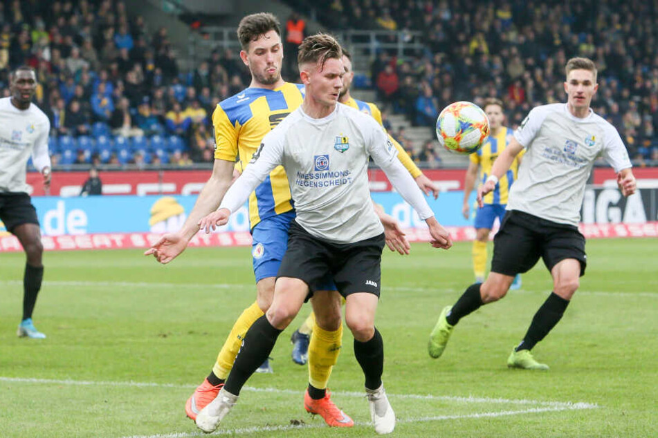 Erik Tallig, der in dieser Szene den Ball geschickt vor Braunschweigs Marcel Bär behauptet, saß zuletzt gegen Halle 90 Minuten auf der Bank. Kehrt der Youngster heute in die Startelf zurück?