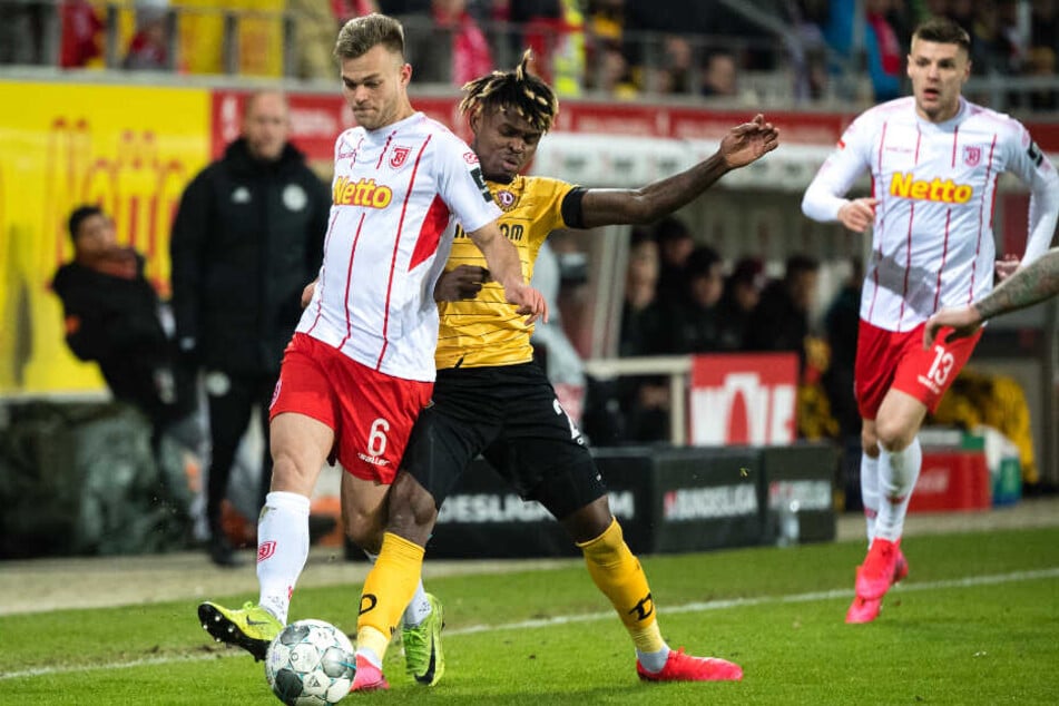 Godsway Donyoh (Mitte) drufte erstmals für Dynamo ran. Hier führt er den Zweikampf gegen Benedikt Saller. Der Torschütze des Führungstreffers, Erik Wekesser im HIntergrund.