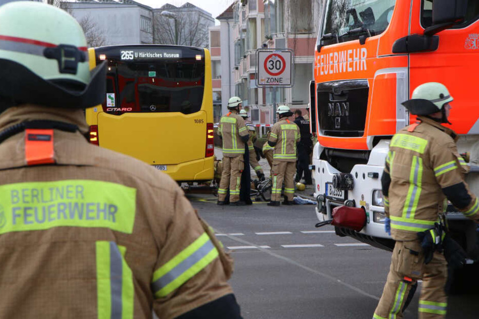 Einsatzkräfte der Berliner Feuerwehr kümmern sich um den Radfahrer.