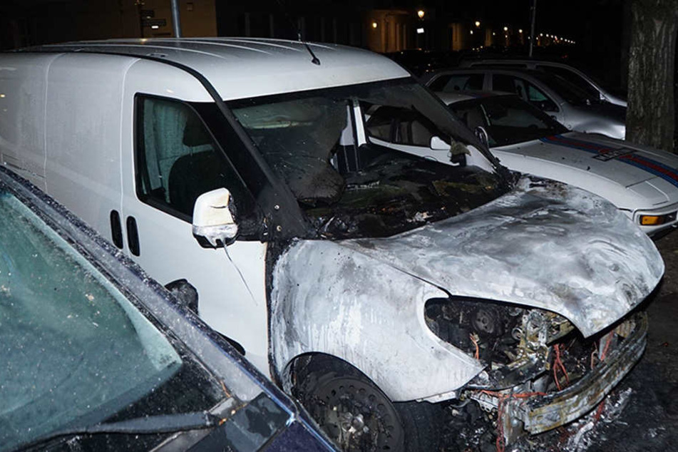 Die Front des Transporters wurde durch den Brand fast komplett zerstört.