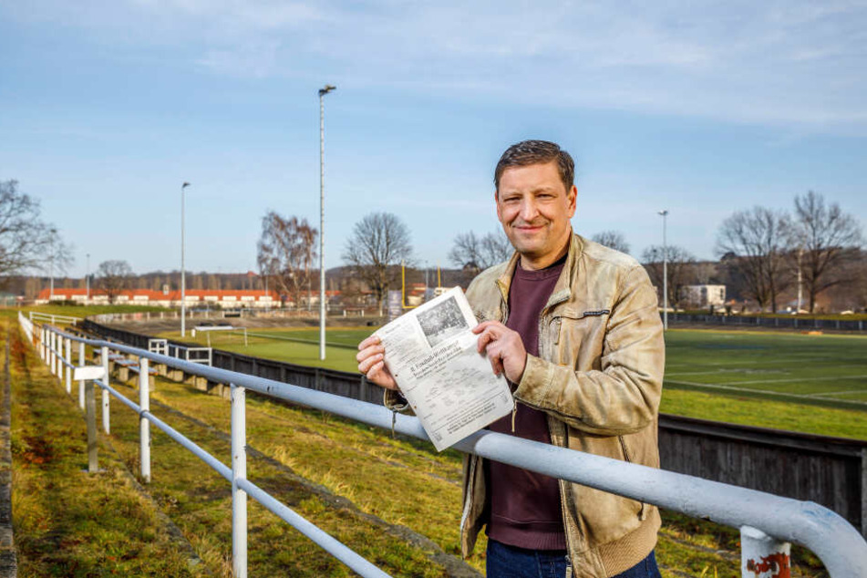 Stadtrat und Fußballmuseums-Chef Jens Genschmar (51) zeigt das 110 Jahre alte Programmheft. Gespielt wurde damals in unmittelbarer Nähe zum heutigen Stadtion an der Friedensstraße.