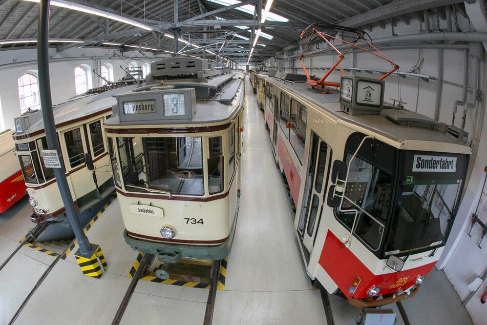 Reichlich alte Bahnen stehen im Straßenbahnmuseum in Dresden.