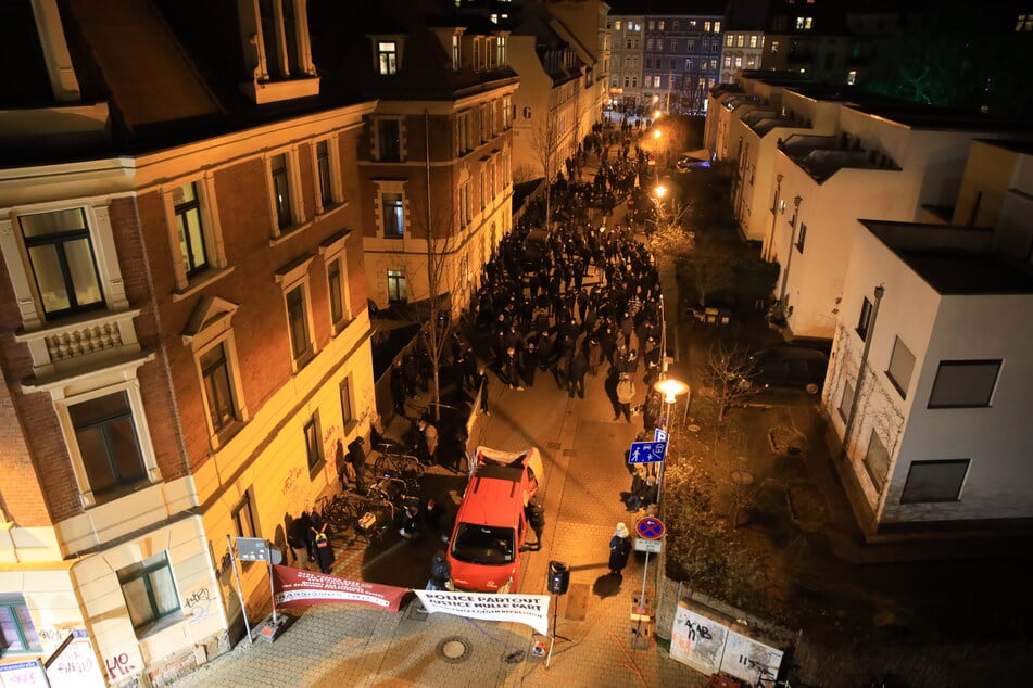 Zu der Demo haben sich in Connewitz zahlreiche Menschen eingefunden.