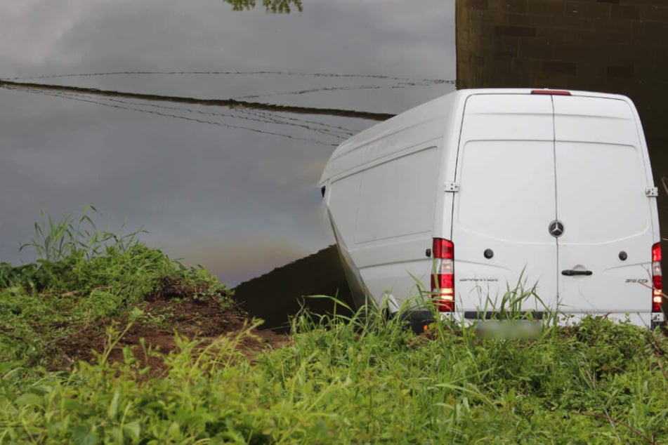 Der Sprinter, halb versunken im Neckar.