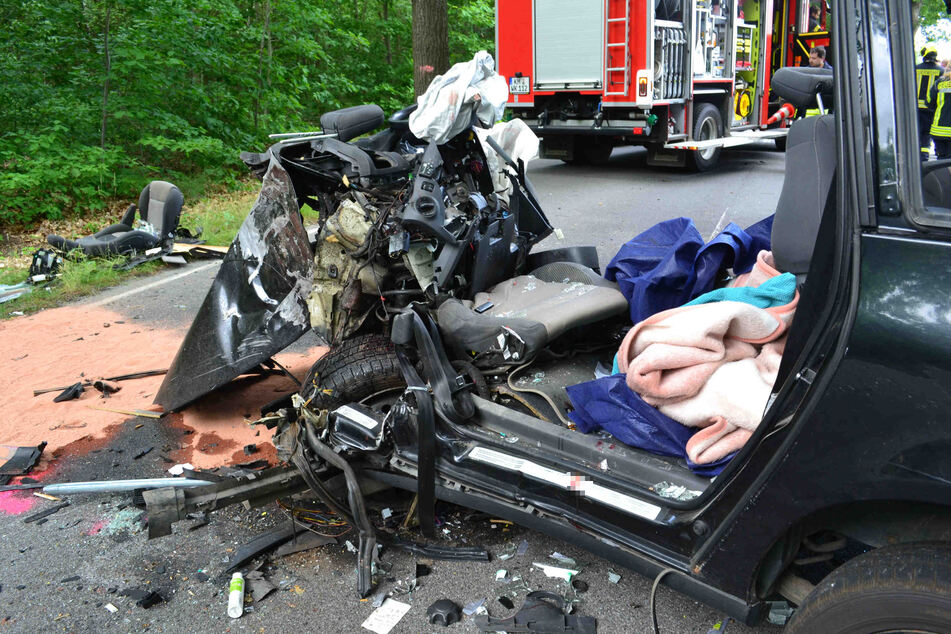 Der Fahrer wurde tot aus dem völlig zerstörtem Wrack geborgen.