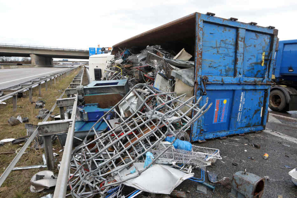 Schrottlaster umgekippt: A4-Auffahrt dicht