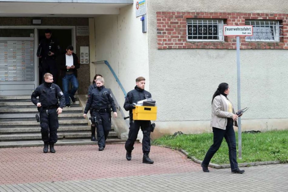 Einsatzkommandos gingen nach Angaben des Landeskriminalamtes in Erfurt zeitgleich in zwölf Wohnungen und einer Gemeinschaftsunterkunft in Thüringen, Hamburg, Nordrhein-Westfalen, Sachsen und Bayern vor.