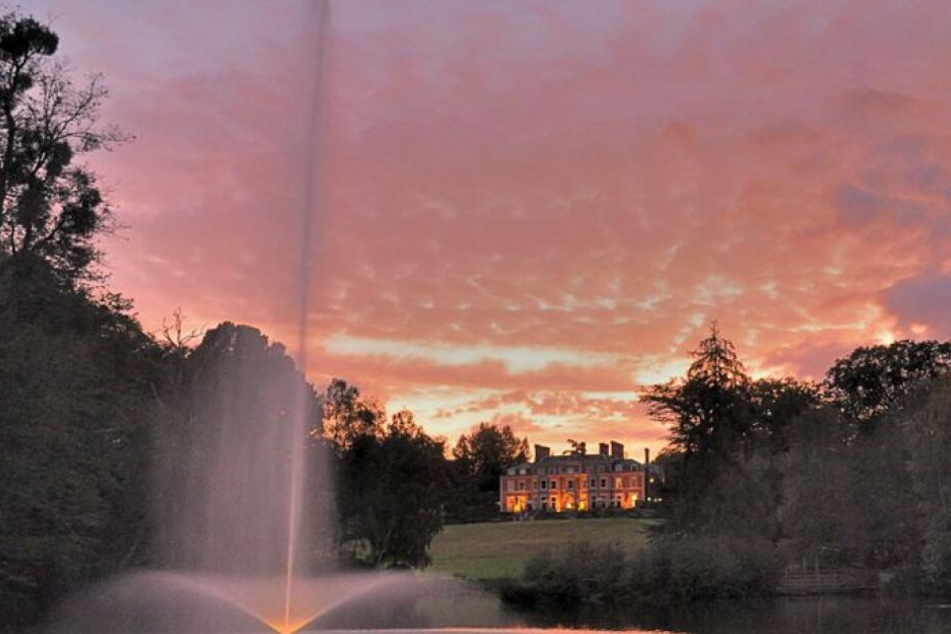 Außenansicht des Heckfield Place in Hampshire.