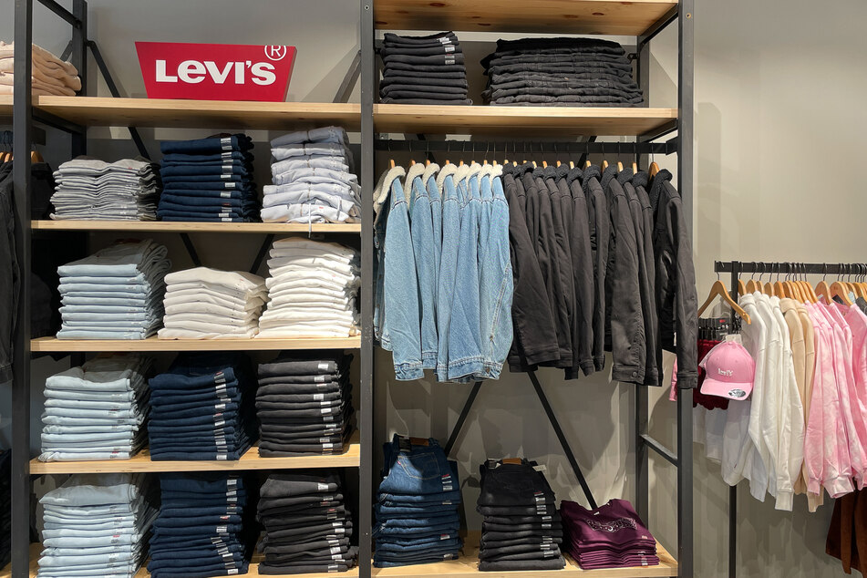 Jeans, Oberteile, Accessoires: Das und viel mehr findet Ihr in den Marken-Outlets Schwarzheide.