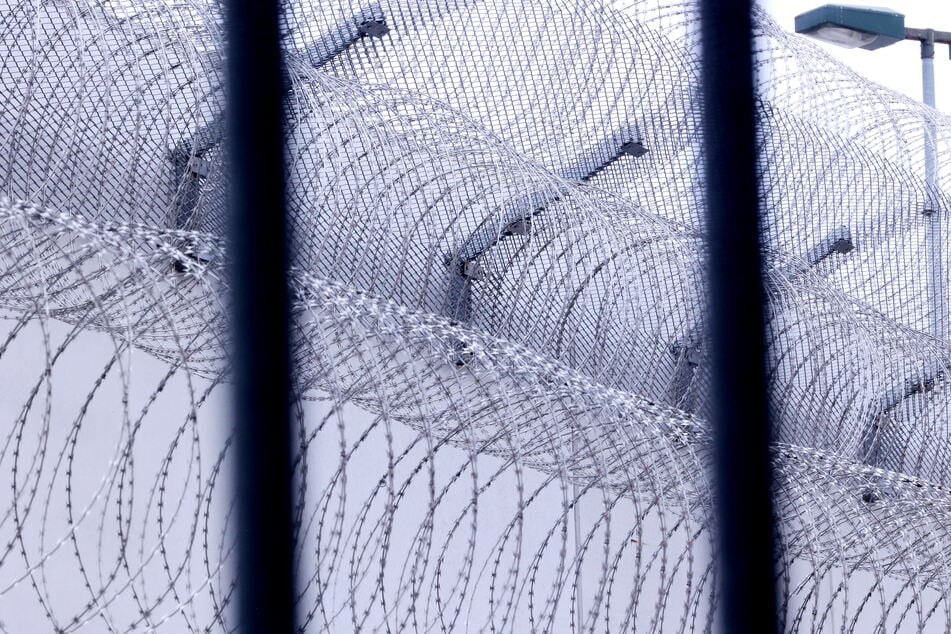 In Frankreich ist ein Häftling bei der Entlassung eines Mitgefangenem in dessen Tasche aus dem Gefängnis geflohen. (Symbolfoto)