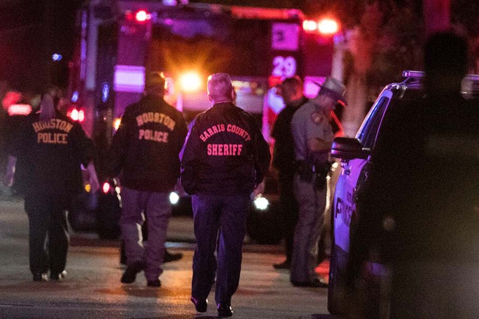Bei einer Schießerei in der texanischen Metropole Houston sind am Montagabend fünf Polizisten verletzt und zwei mutmaßliche Drogenhändler getötet worden.