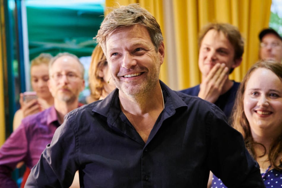 Robert Habeck (Bündnis 90/Die Grünen), Bundesvorsitzender, freut sich mit einen Parteikollegen über die ersten Ergebnisse der Landtagswahlen in Brandenburg und Sachsen.