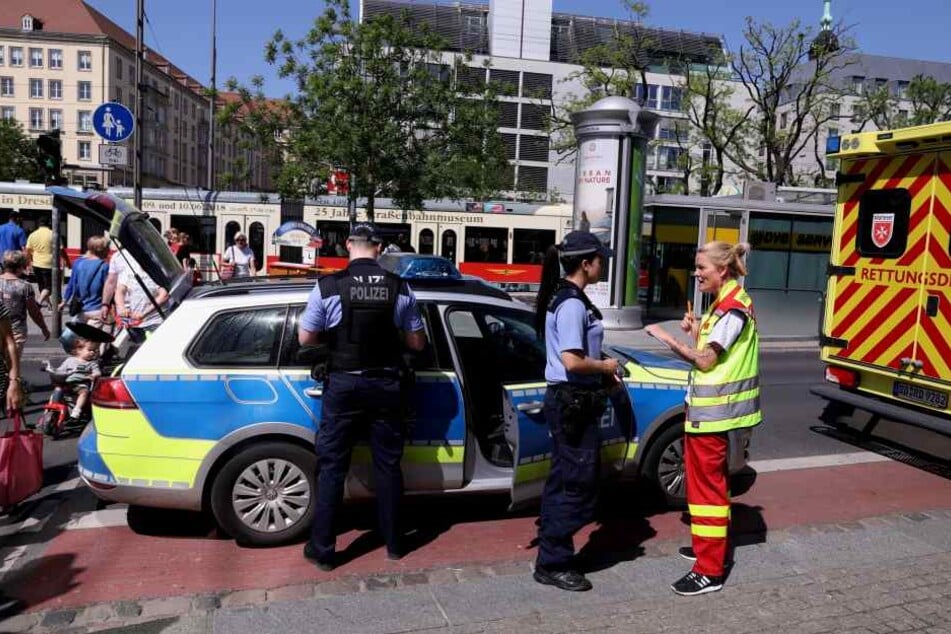 Am Karstadt wollte die Frau die Waisenhausstraße überqueren.