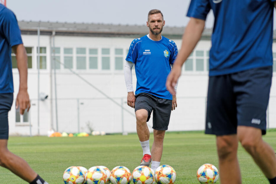 Christian Tiffert in Himmelblau: Der 37-Jährige hospitiert derzeit beim CFC.