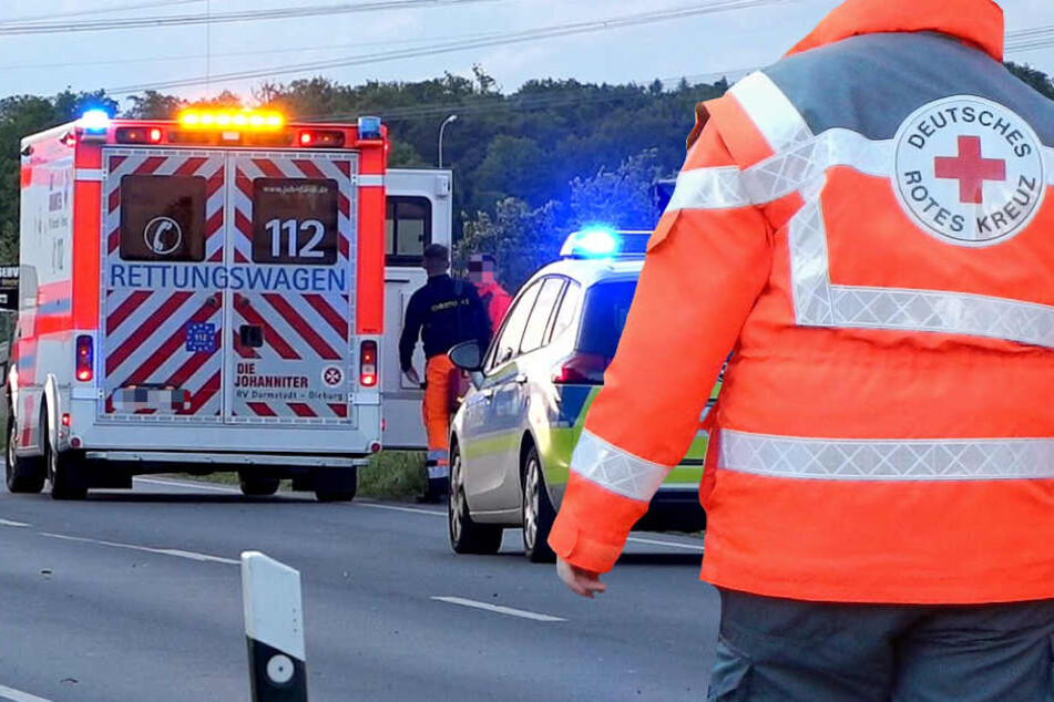 Die Einsatzkräfte des Rettungsdienstes konnten den beiden Autofahrern nicht mehr helfen (Symbolbild).