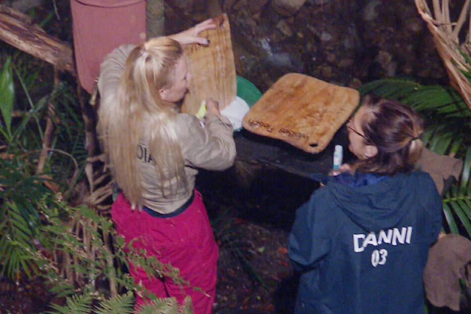 Beim Abspülen lassen sich die besten Gespräche führen, finden auch Claudia (li.) und Danni (re.)