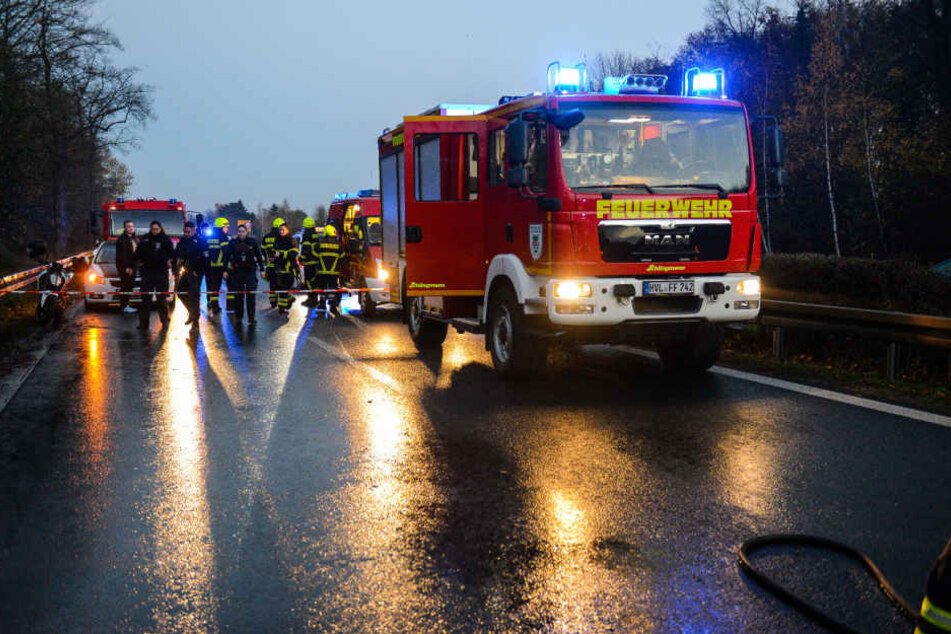 Die Bundesstraße musste für die Bergungsarbeiten voll gesperrt werden.