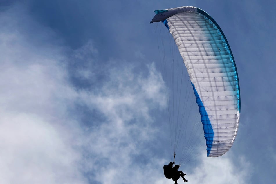Gleitschirmpiloten stoßen in 50 Metern Höhe zusammen: Bäume bremsen Sturz