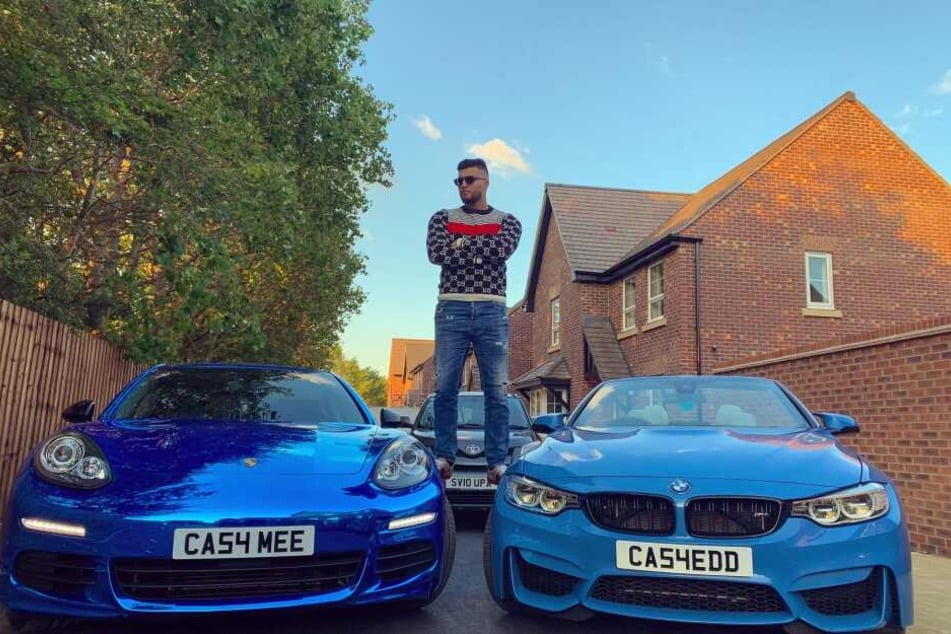Der 21-Jährige hat offenbar eine Vorliebe für blaue Autos.