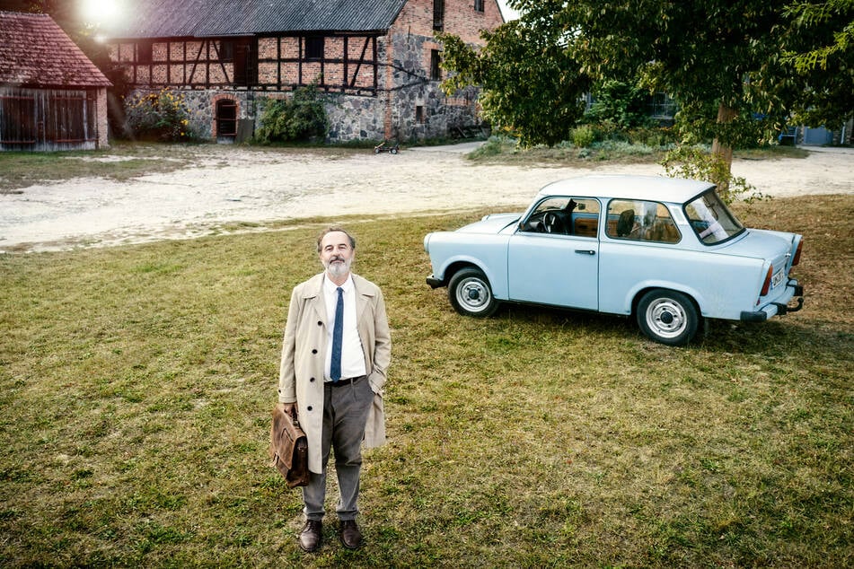 Mit dem Trabi fährt Doktor Ballouz durch die Uckermark.