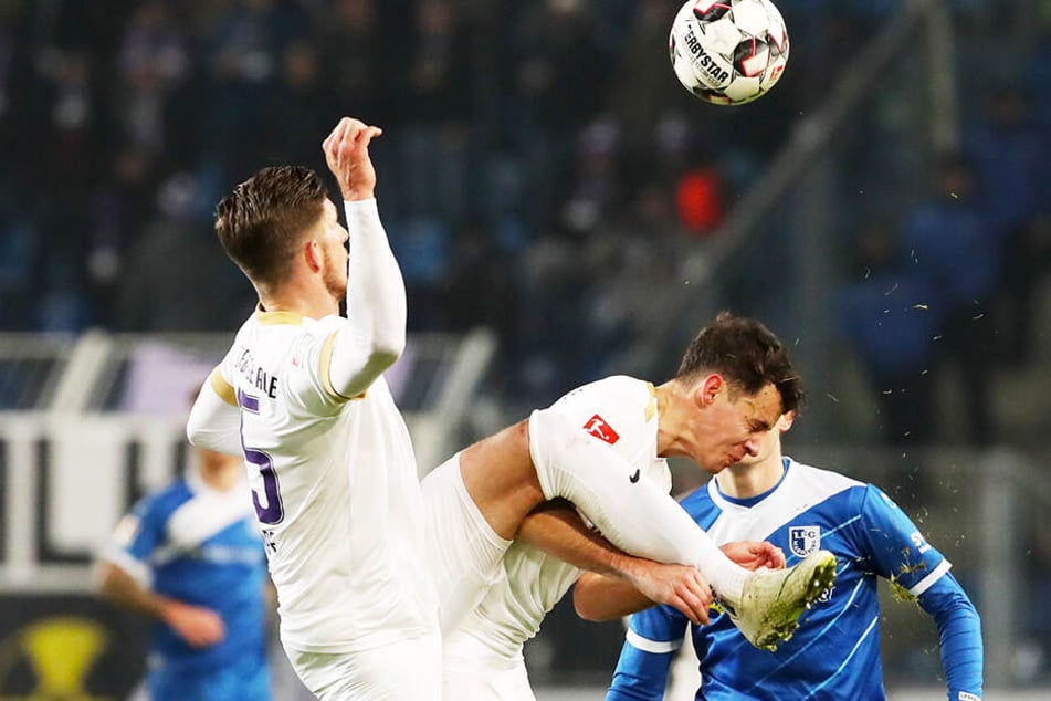 Die Auer Dennis Kempe (v.l.) und Clemens Fandrich im Duell mit Magdeburgs Charles Elie Laprevotte. Die Veilchen begannen stark. ließen aber schon nach 20 Minuten nach und wurden mit einer 0:1-Pleite bestraft. Das darf sich gegen Ingolstadt nicht wiederhol